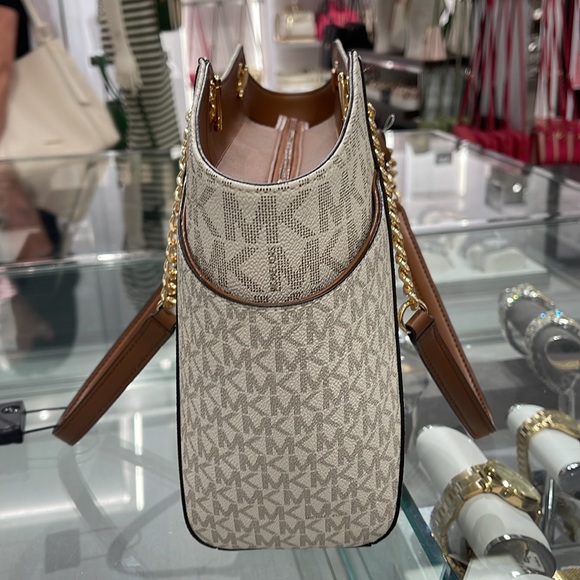 MICHAEL KORS 
Jet Set Large Signature Shoulder Tote Bag
Vanilla 
NWT - Picture 14 of 16